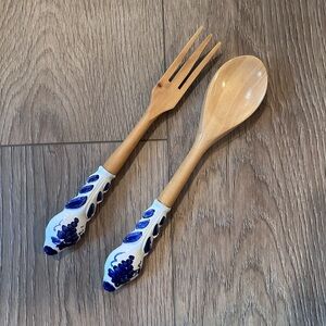 Blue and White Porcelain Wooden Salad Servers (delft blue)